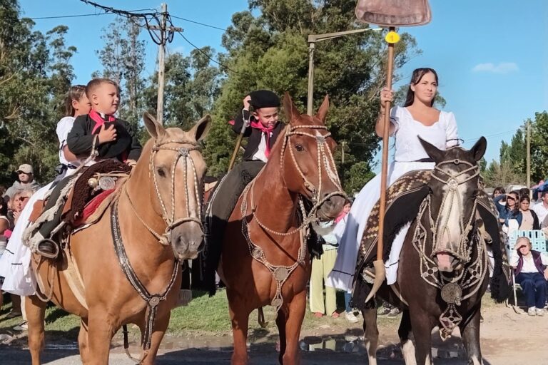 Con desfile tradicional, shows y un gran marco de público, arrancó la Fiesta del Girasol en Santamarina