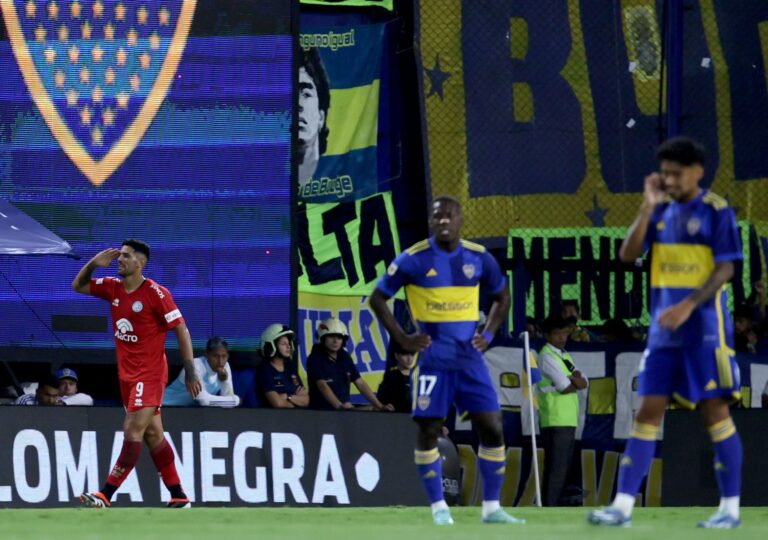 Con un partido soñado de Cavani, Boca Juniors venció 3 a 2 a Belgrano y da pelea en la Copa de la Liga